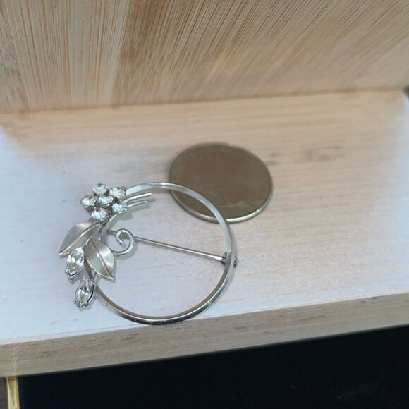 Vintage krementz silver tone leaf brooch - Picture 1 of 4